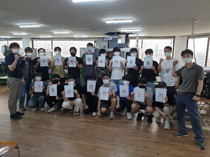 단체사진 (교수진과 모두가 한마음으로)